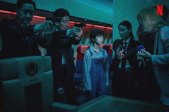 电影《救命卡特》中的洗脑