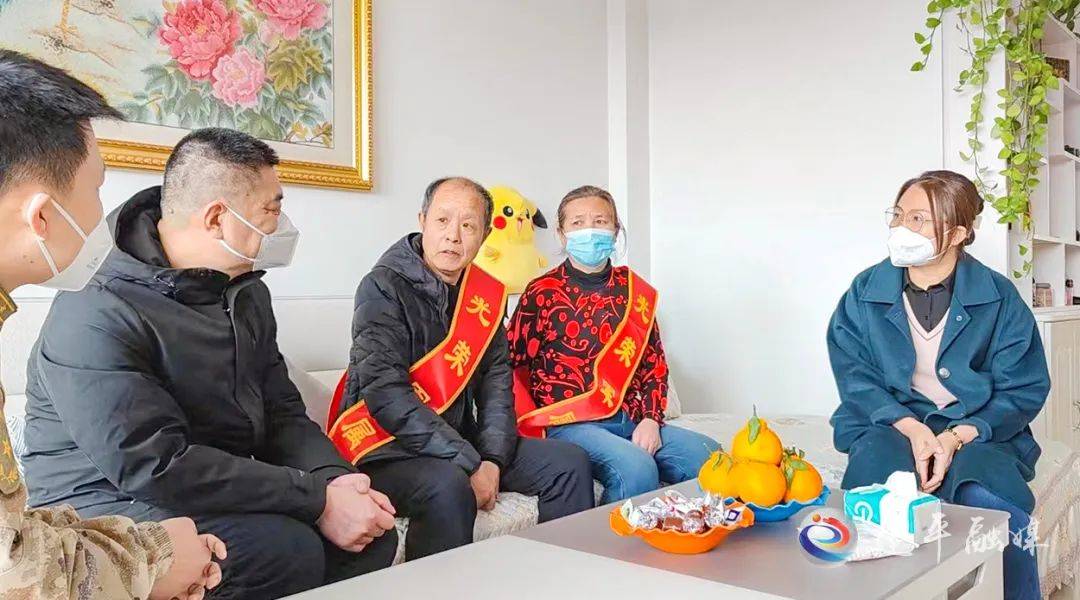 喜报送到家 “光荣之家”更光荣