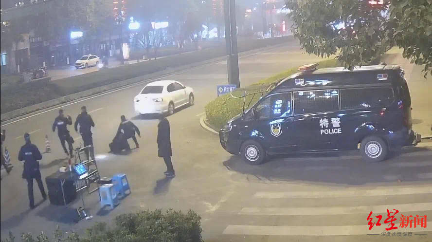 男子车内放疑似枪支遇检查强行冲卡致一辅警被拖行受伤<strong></p>
<p>2017目前虚拟币投资</strong>，已被抓获！“枪支”正在鉴定