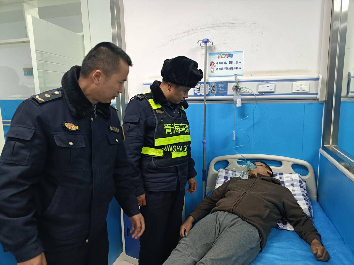 “救救我！”货车司机第一次上青藏高原重度高反<strong></p>
<p>与原油股</strong>，高速路收费员发现异常紧急送医