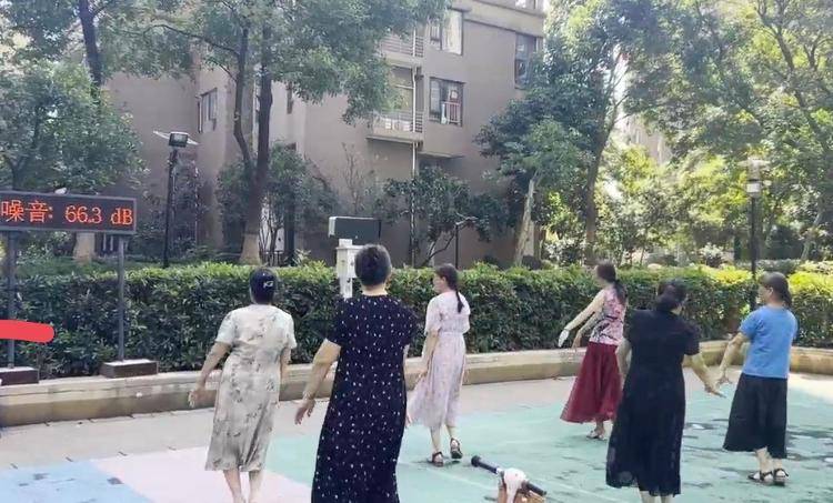 武汉一小区现“广场舞降噪神器” 生产商：产品售价3万<strong></p>
<p>原油生产</strong>，能将声波集中在目标区域