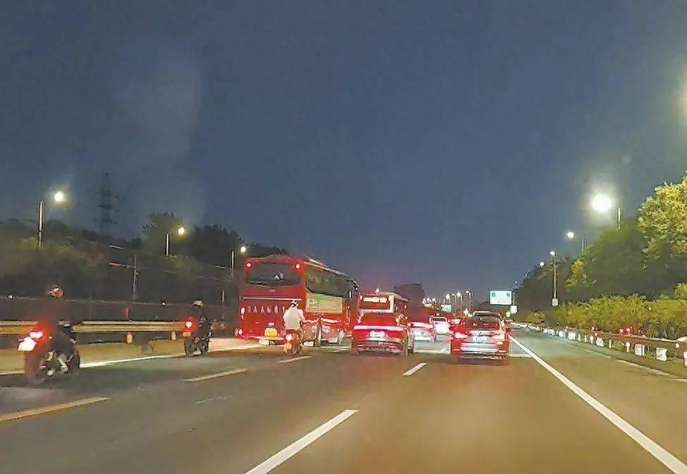 正在严查！京通快速路<strong></p>
<p>中原油田贴吧</strong>，半小时18辆摩托车违法行驶