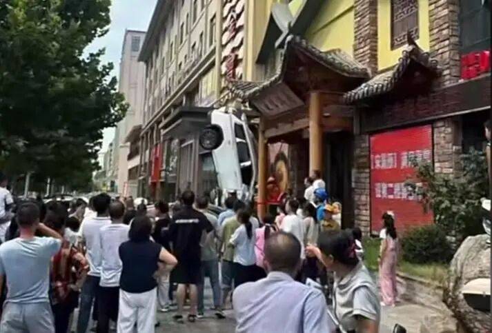 车辆失控驶入路边停车位致1死2伤<strong></p>
<p>原油期货</strong>，警方通报