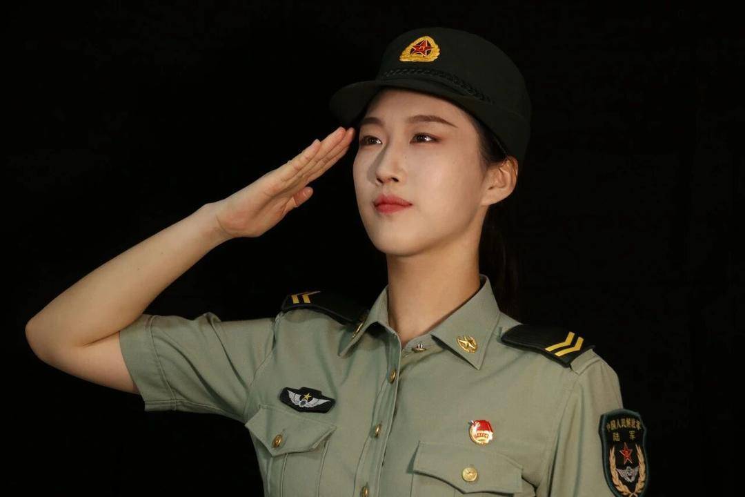 英姿飒爽！四川高校大四女生<strong></p>
<p>海峡原油</strong>，亮相九三阅兵方队