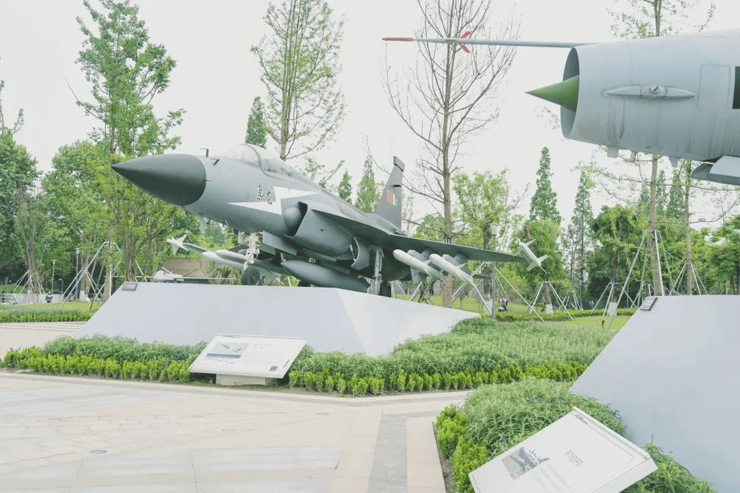 歼-20S亮相背后<strong></p>
<p>海峡原油</strong>，成都这个地方有多“硬核”？