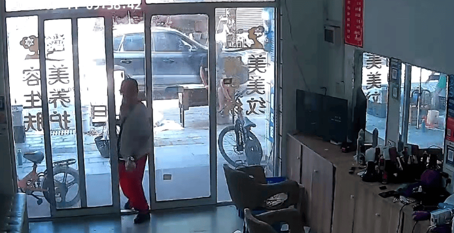 浙江一店主允许大妈门口摆摊<strong></p>
<p>原油脱水方法</strong>，时常被大妈“投喂”蔬果：每次收摊时，都打扫得干干净净