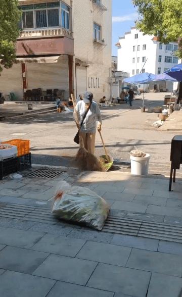 浙江一店主允许大妈门口摆摊<strong></p>
<p>原油脱水方法</strong>，时常被大妈“投喂”蔬果：每次收摊时，都打扫得干干净净