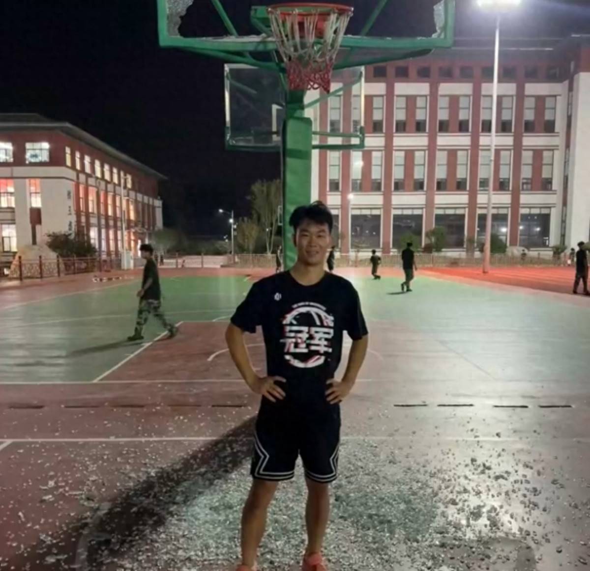 郑州178厘米大学生扣碎篮板<strong></p>
<p>美国原油交易时间</strong>，校方：说明弹跳力好！学校出资购买新篮板，已安装好