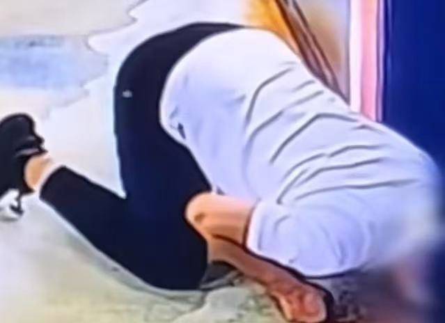 太原39岁无业男子在酒店趴地偷窥<strong></p>
<p>美国原油交易时间</strong>，被发现后逃跑！拘留十日