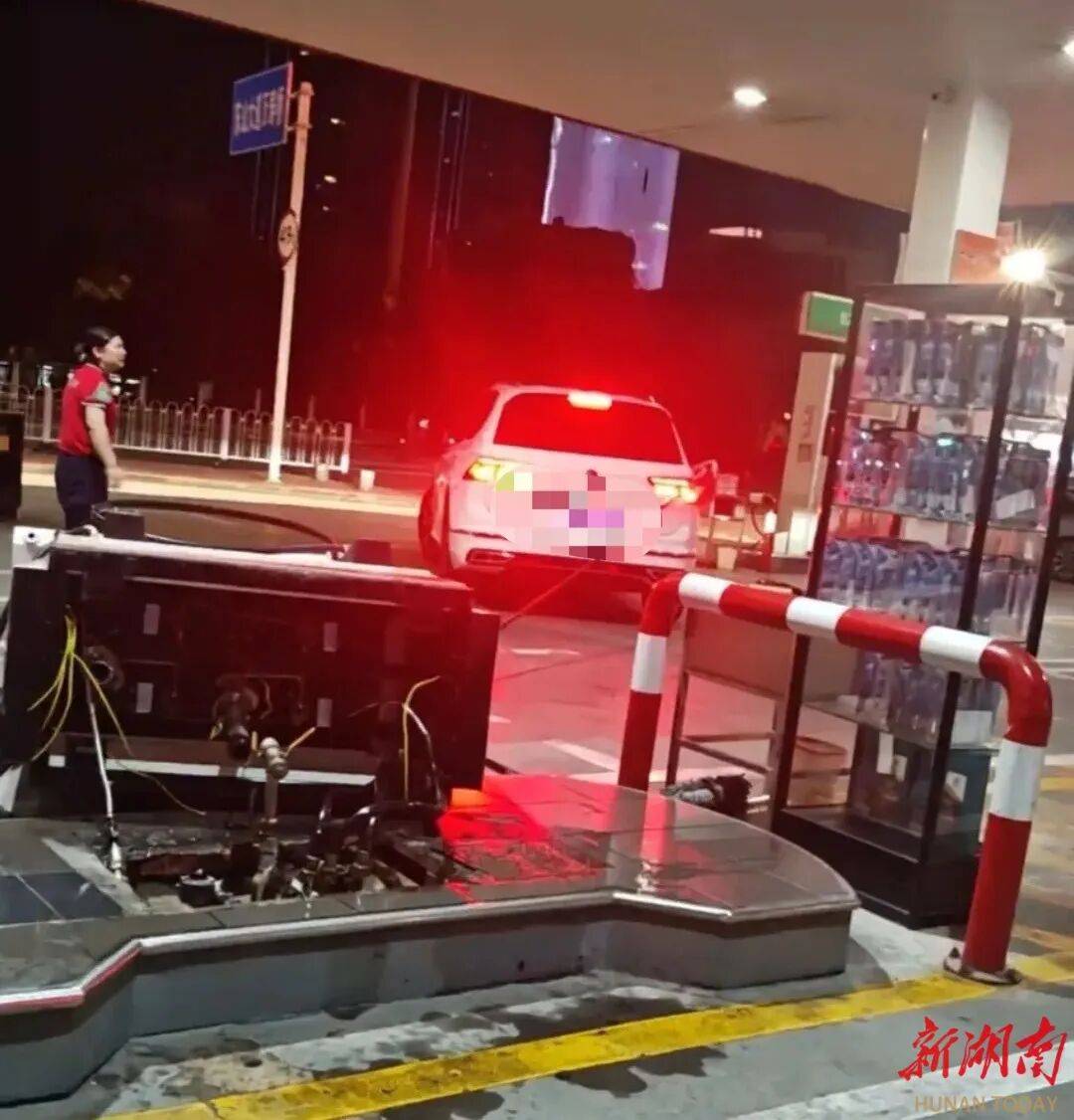 湖北一车主加完油忘拔加油枪开车就走<strong></p>
<p>黄金原油早评</strong>，直接拽倒加油机，工作人员：幸好加油机的切断阀自动紧急关闭