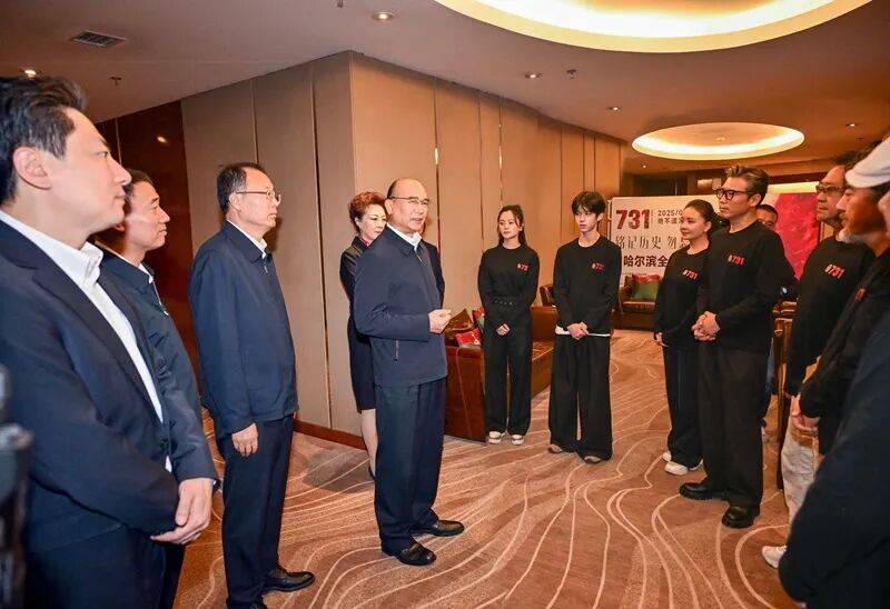 黑龙江省委书记许勤、省政协主席蓝绍敏<strong></p>
<p>黄金原油早评</strong>，出席《731》全球首映