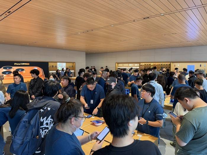 iPhone 17正式开售<strong></p>
<p>美原油开盘时间</strong>，橙色Pro Max黄牛最高加价1500元