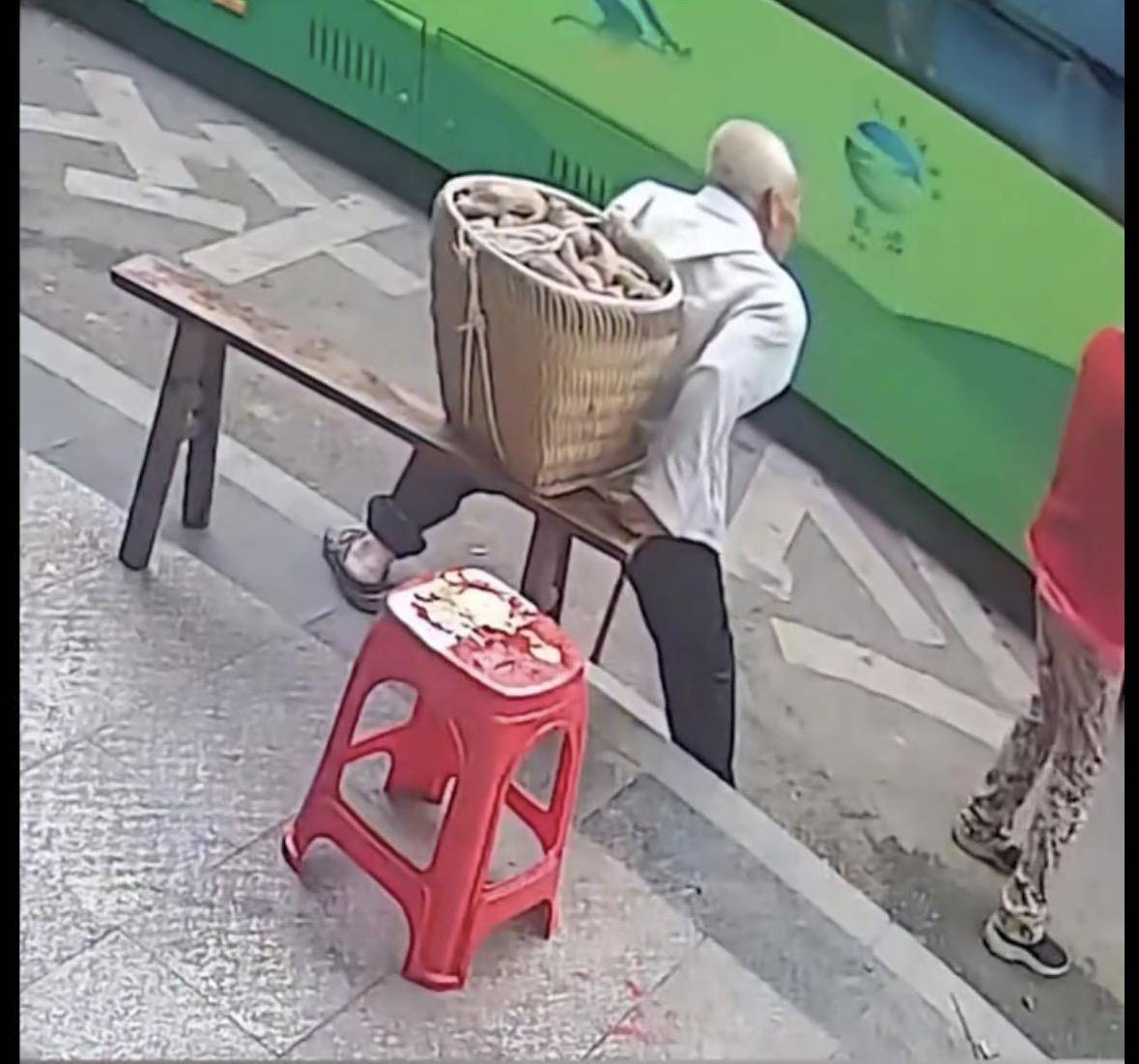 重庆一背篓老人等公交被拒载<strong></p>
<p>美盘外盘原油</strong>，交通运输局：涉事司机已被开除