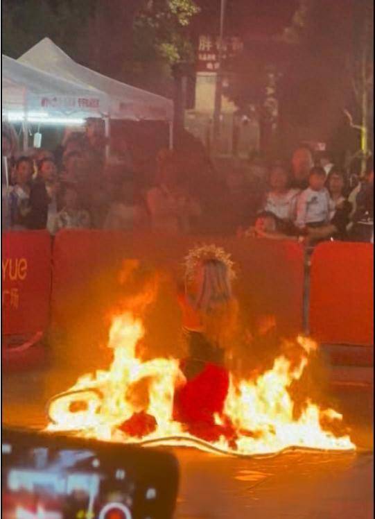 云南昆明商场表演“火裙舞”<strong></p>
<p>美盘外盘原油</strong>，一名女演员裙子引燃被烧伤