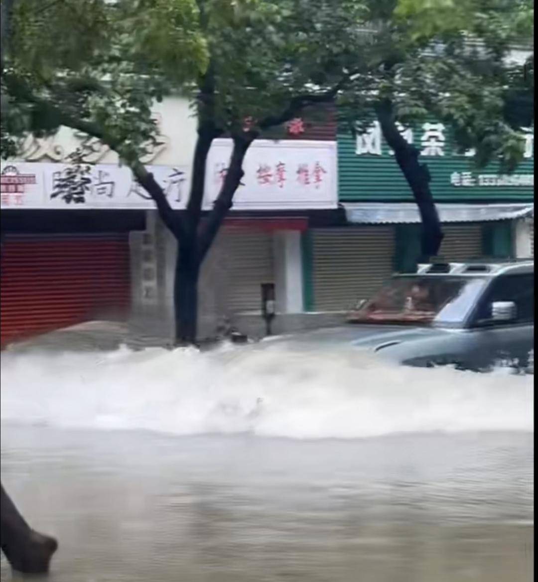台风天珠海一司机驾越野车造浪冲破多家店玻璃<strong></p>
<p>原油美女</strong>，警方：行拘10日！