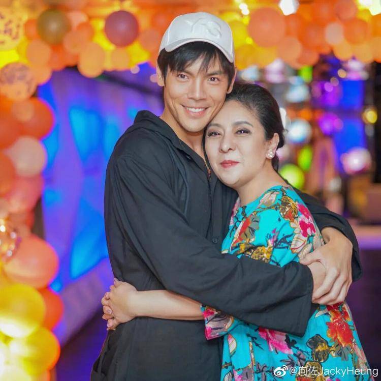 向太回应“向家破产”传闻：珠宝、豪宅都在<strong></p>
<p>融原油</strong>，还养着1000多名员工；向佐力挺：说话的人请有点底线