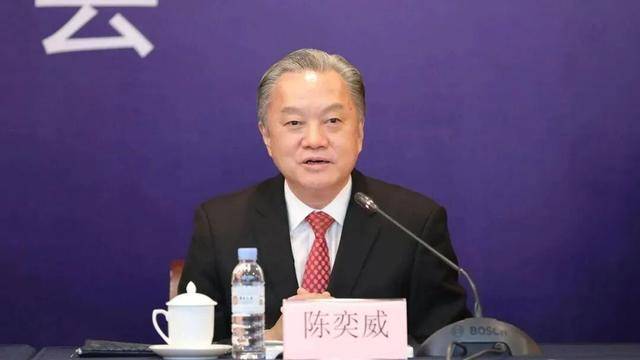 广东通报！原厅长陈奕威<strong></p>
<p>融原油</strong>，多次在公司内部食堂接受宴请，饮用茅台等高档酒水