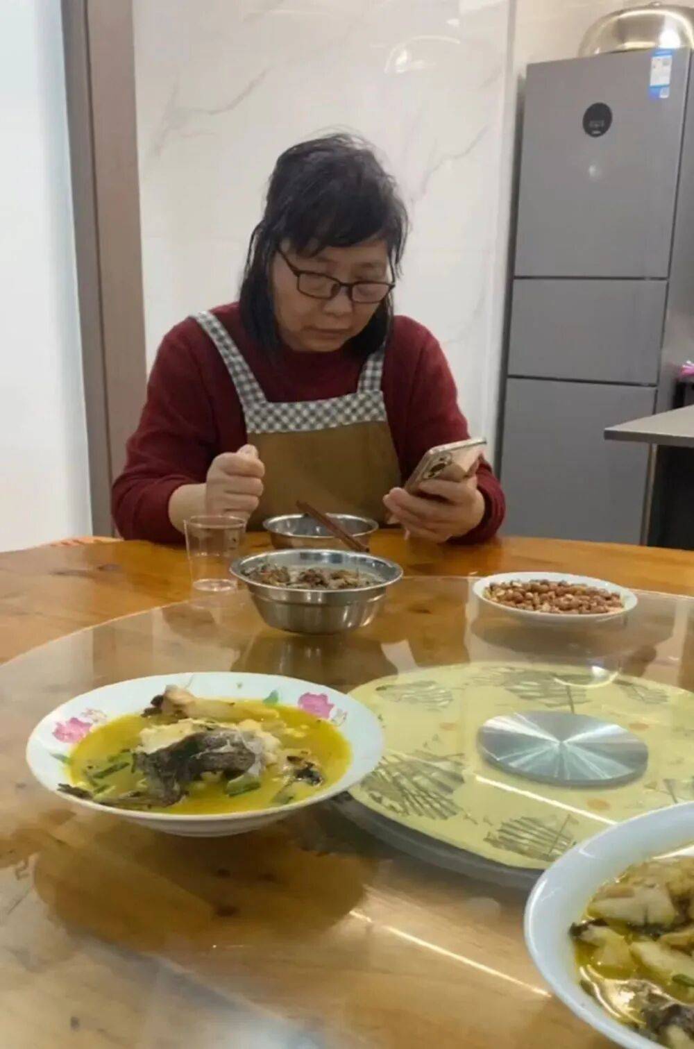 “看到妈妈46个未接来电<strong></p>
<p>融原油</strong>，心像被重锤击中”
