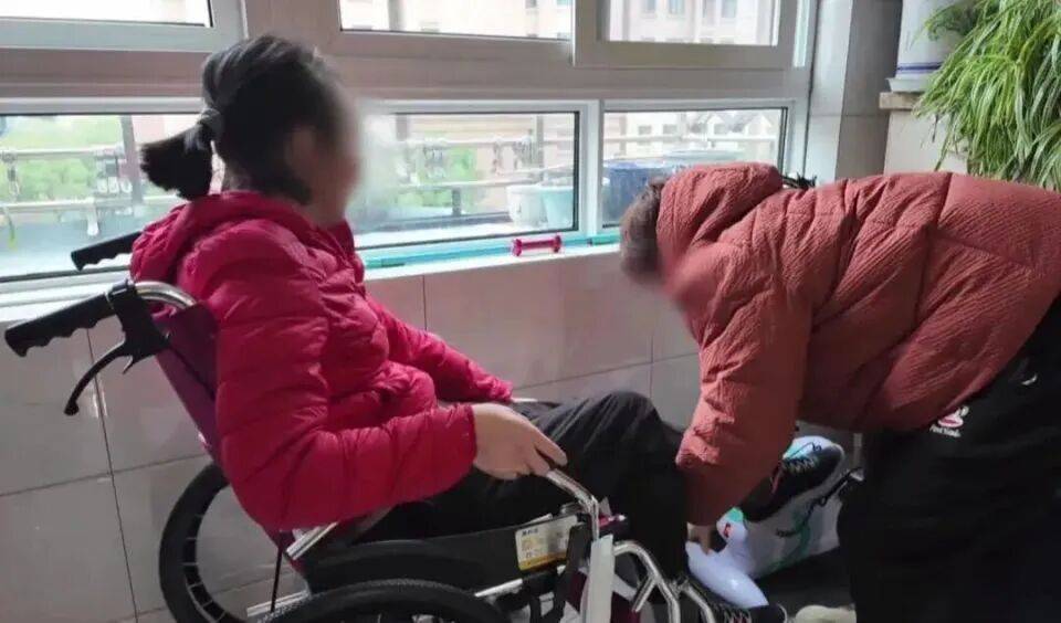 28岁妻子突发罕见病全身瘫痪<strong></p>
<p>融原油</strong>，丈夫哄骗卖婚房携款失踪，检方强势介入