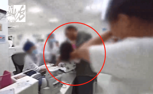 事发上海晚高峰！汹涌车流中<strong></p>
<p>融原油</strong>，一男子绝望跳车，直奔民警而去……