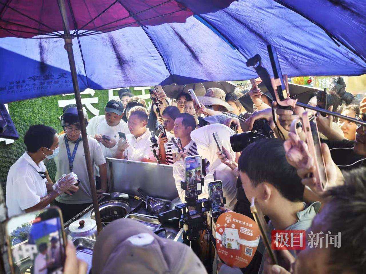 对话鸡排哥李俊永：爆火后每天一二十个镜头对着我<strong></p>
<p>融原油</strong>，未来不考虑直播带货，更愿意和顾客待在一起