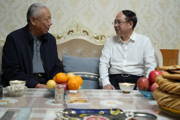 重庆市潼南区委书记文天平调任吐鲁番<strong></p>
<p>融原油</strong>，多人跨省联动调整