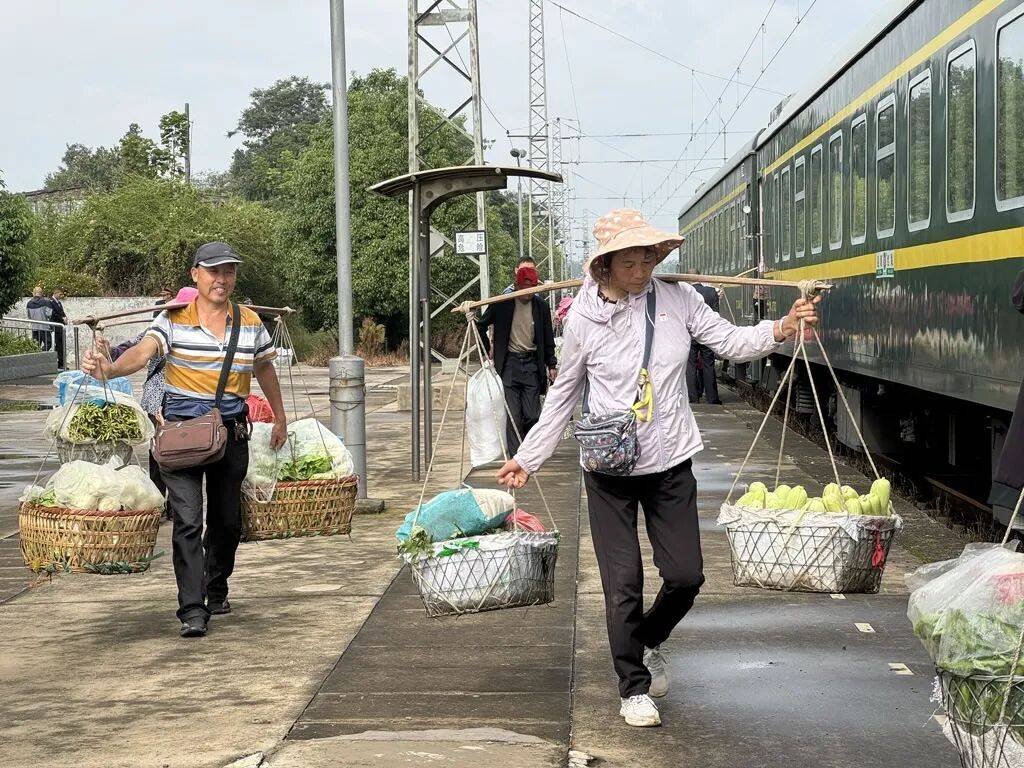 纸质火车票退场<strong></p>
<p>融原油</strong>，每道折痕里都藏着远方、爱情与山河记忆