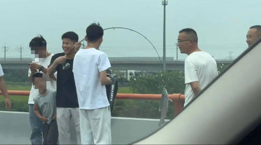 男子高速遇堵车下车钓鱼<strong></p>
<p>切原油</strong>，首竿即中！开怀大笑：“鱼送路人了”