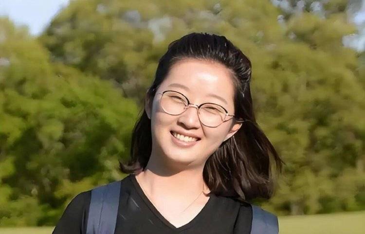 章莹颖男友国庆探望章父并协助直播<strong></p>
<p>切原油</strong>，网友劝其早点结婚，本人回应