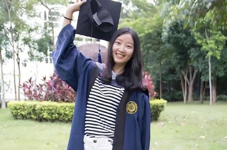 章莹颖男友国庆探望章父并协助直播<strong></p>
<p>切原油</strong>，网友劝其早点结婚，本人回应