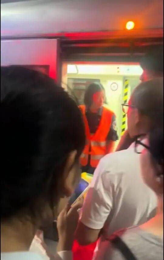 大连地铁发生故障停运一小时<strong></p>
<p>切原油</strong>，目击者称看到120和警车，工作人员否认列车和人相撞，故障原因在落实中