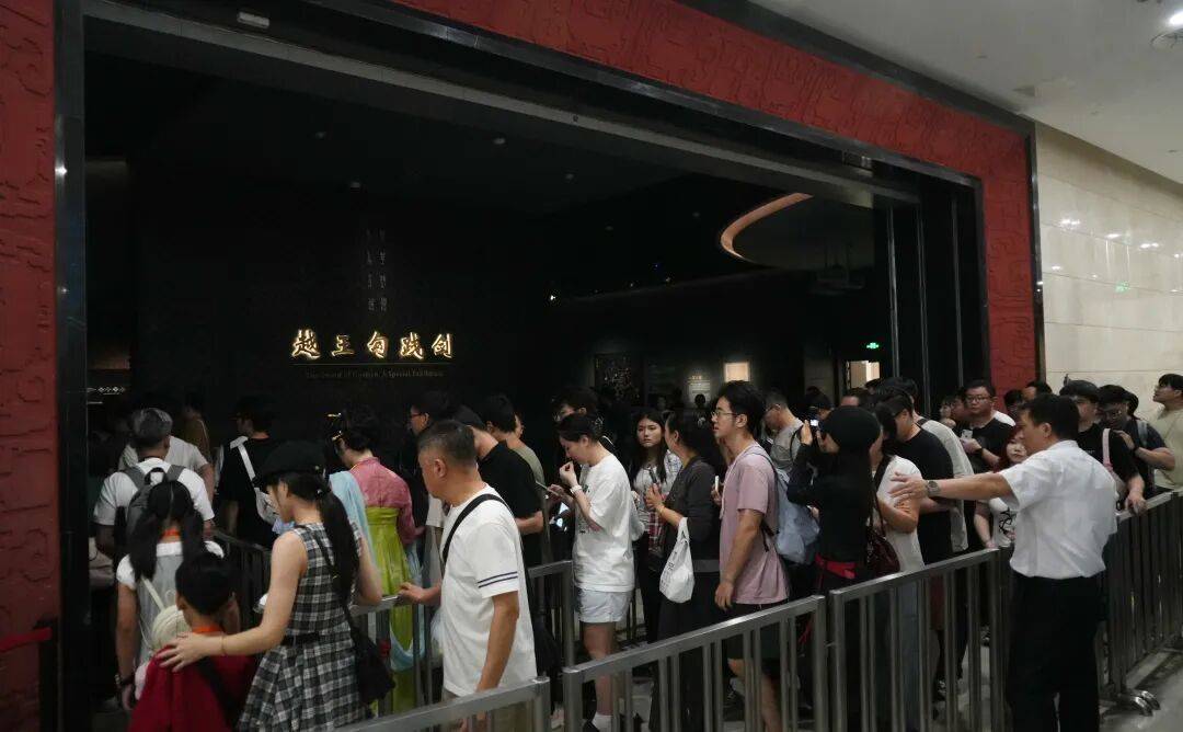 武汉这里什么情况？晚上6点突然排起长队<strong></p>
<p>切原油</strong>！有人提前五天全家蹲守……
