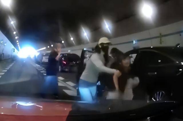 10岁男孩隧道内跪地拦车：哭得撕心裂肺<strong></p>
<p>石油原油图片</strong>，求人救他妈妈