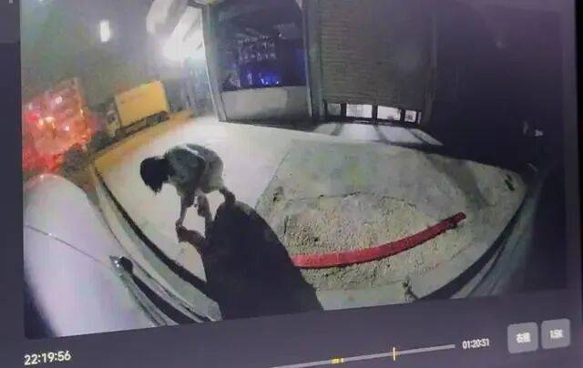 刚提的新车停路边被人放鞭炮崩损千余元<strong></p>
<p>石油原油图片</strong>，车主：因拒绝当晚挪车，20分钟后听到鞭炮声，对方还态度豪横