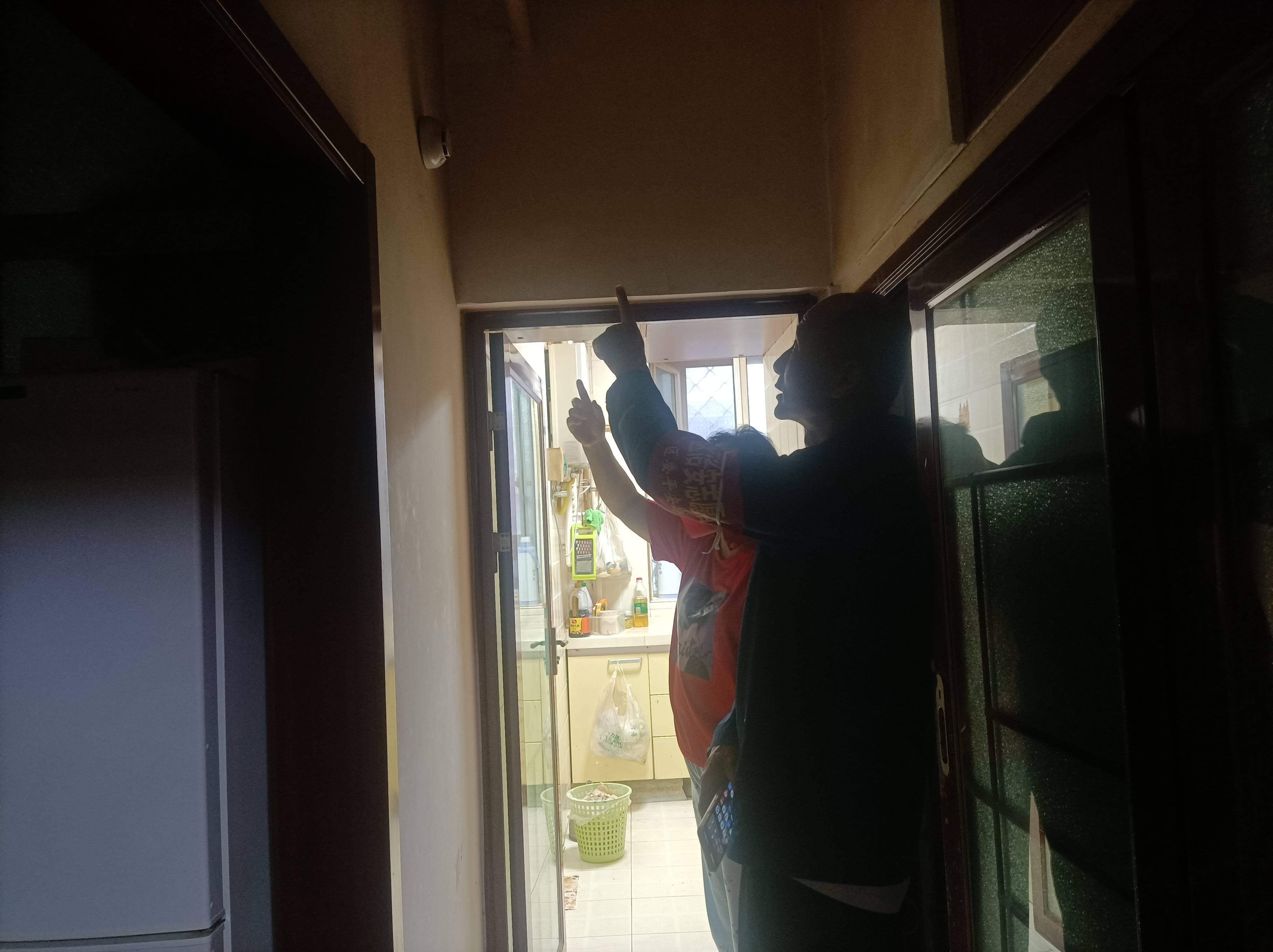 九旬老人卧床吸烟凌晨引发火灾，烟感报警及时提醒幸免于难