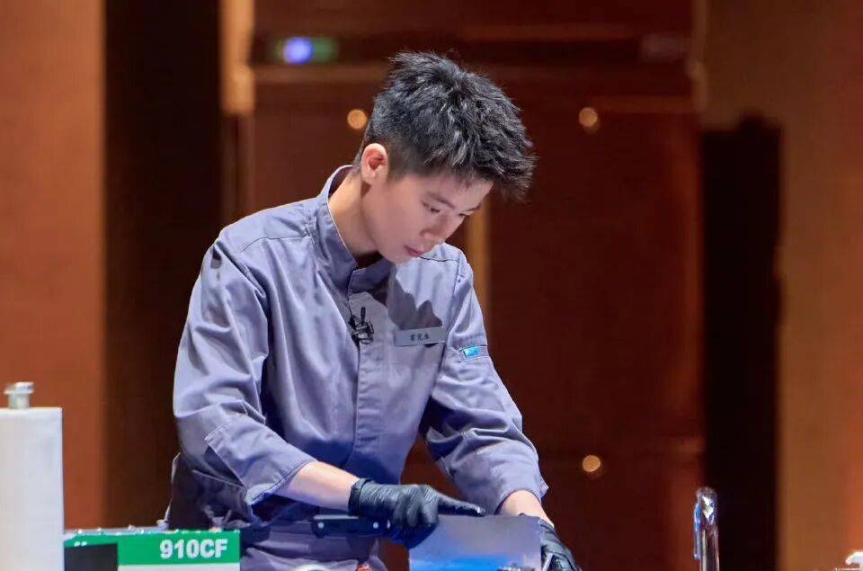 精致餐饮<strong></p>
<p>石油原油图片</strong>，以饭封神 | 商业头条No.94