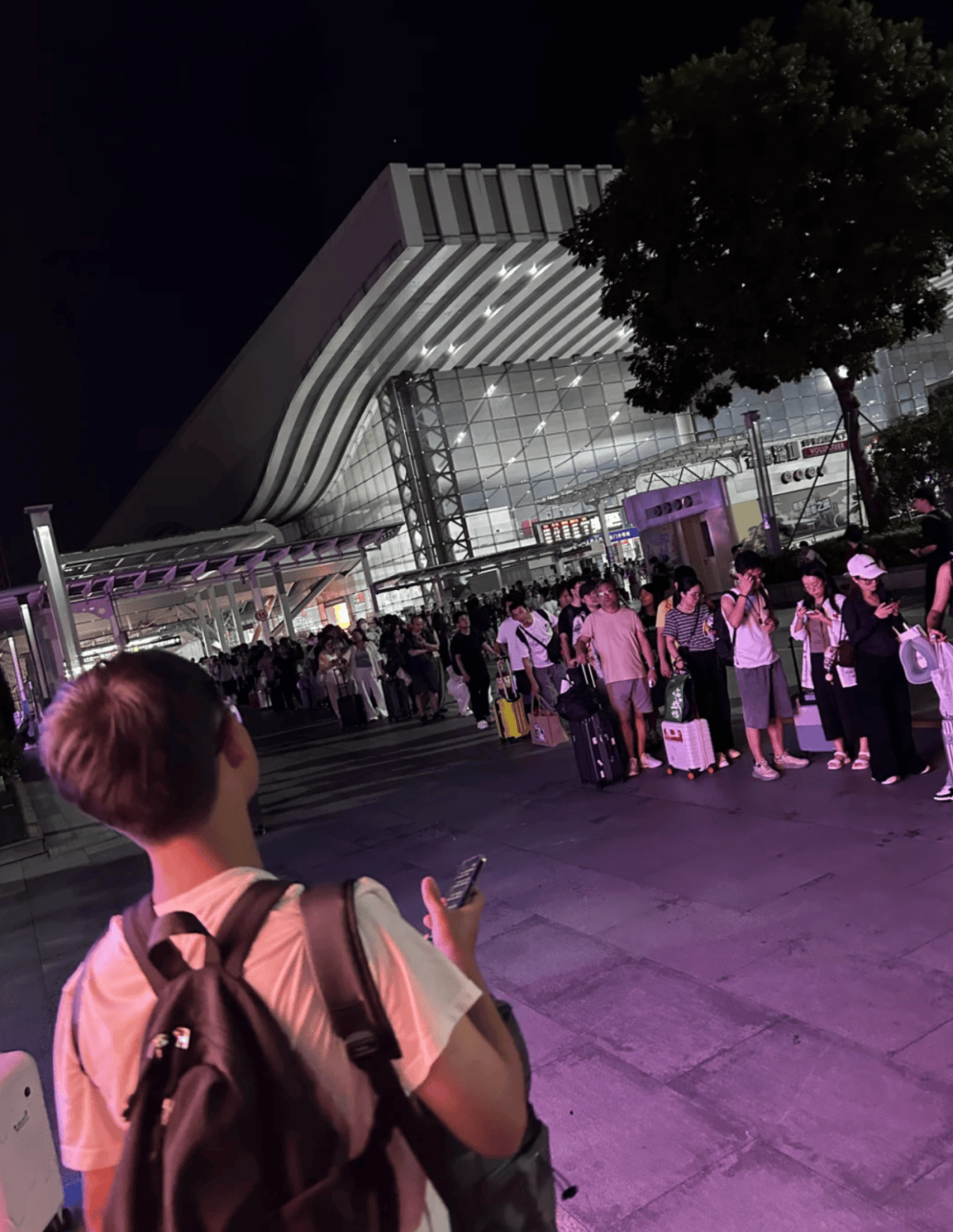深圳北站凌晨返深被刷爆<strong></p>
<p>今日原油价格走势</strong>！附近叫车超200人？别慌！公交地铁加班护送