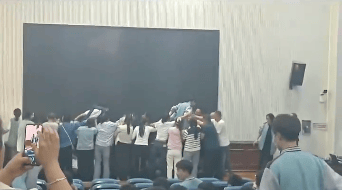 家长跪地被学生轮流踩踏<strong></p>
<p>今日原油价格走势</strong>，校方凌晨道歉