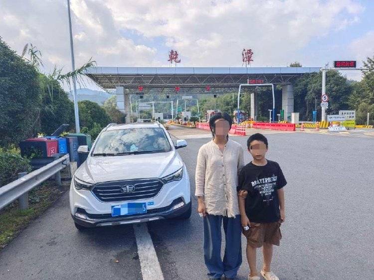 离谱！妈妈让儿子高速下车路边方便<strong></p>
<p>今日原油价格走势</strong>，解决完后跟随车流跑回来找她