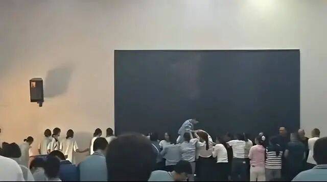家长们跪成一排<strong></p>
<p>今日原油价格走势</strong>，学生蒙眼从背上踩过？教育局回应河南一中学举办活动引热议：正调查处理