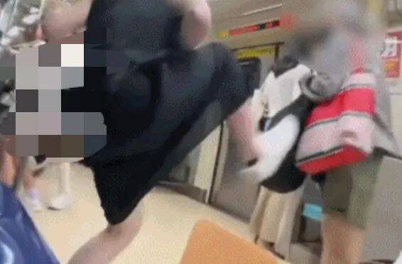 73岁老太地铁逼年轻人让座<strong></p>
<p>今日原油价格走势</strong>，被一脚踹飞！次日在超市闹事被捕，一查竟是通缉犯！