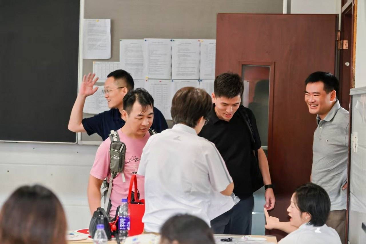 那个让老师骄傲的“调皮”班级！30年同学聚会<strong></p>
<p>原油令</strong>，还伴有一封来自贵州的感谢信
