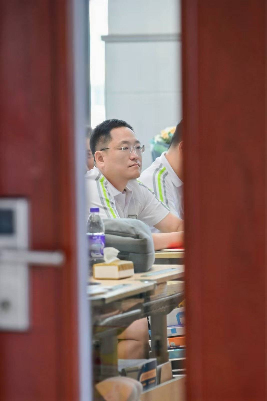 那个让老师骄傲的“调皮”班级！30年同学聚会<strong></p>
<p>原油令</strong>，还伴有一封来自贵州的感谢信