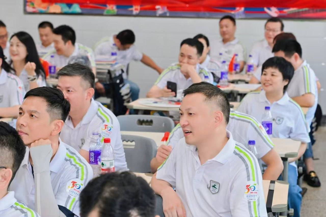 那个让老师骄傲的“调皮”班级！30年同学聚会<strong></p>
<p>原油令</strong>，还伴有一封来自贵州的感谢信