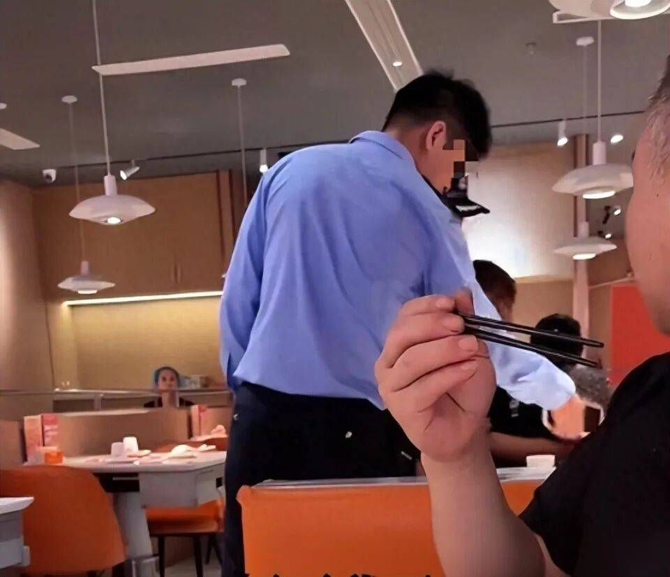 小伙和女友餐厅吃饭<strong></p>
<p>原油令</strong>，被民警赶来戴铐带走；警方回应：其女友与一离家女孩“撞脸”，错抓已道歉