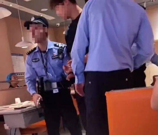 小伙和女友餐厅吃饭<strong></p>
<p>原油令</strong>，被民警赶来戴铐带走；警方回应：其女友与一离家女孩“撞脸”，错抓已道歉