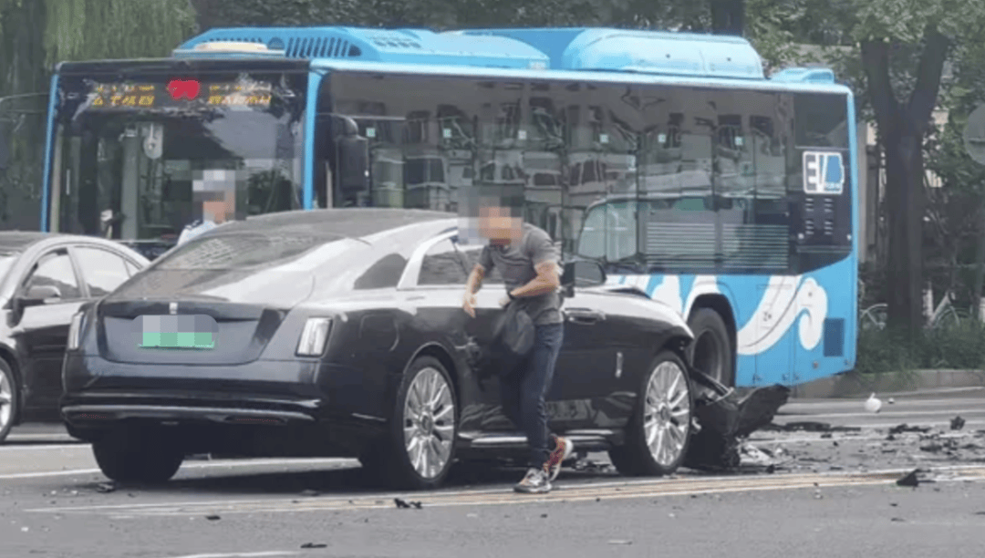 “劳斯莱斯逆行车祸”事件白车家属发声：“丈夫多处骨折！往后日子不知道怎么过”<strong></p>
<p>原油令</strong>，陈震深夜再道歉，并回应“我方律师会全力配合”