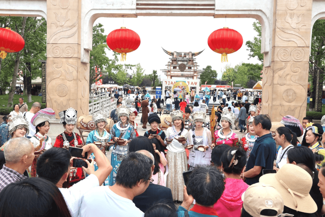 同比增长27%<strong></p>
<p>原油户</strong>！双节假期天河潭景区接待游客超21万人次
