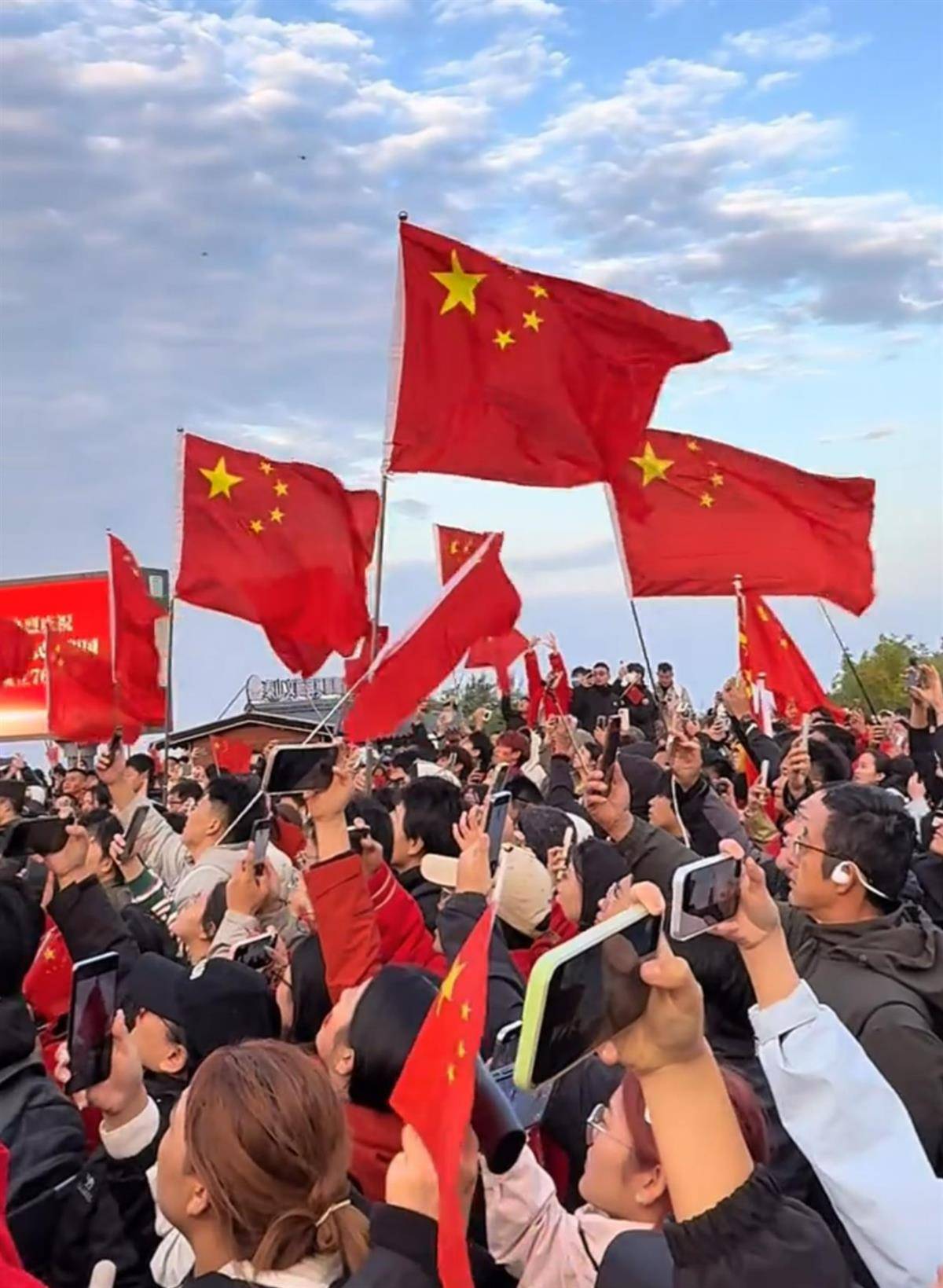 国庆长假结束泰山陪爬者晒业绩：80人团队接了200单<strong></p>
<p>原油户</strong>，如不下雨单量估计要多四倍，年入30万只是噱头