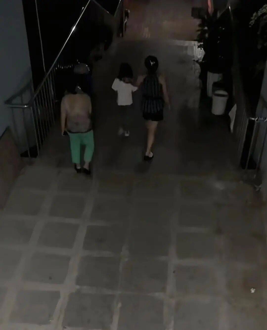 7岁女孩中秋节到同学家玩<strong></p>
<p>原油户</strong>，2天无人来接，警察上门发现，其单亲父亲已在家中离世……